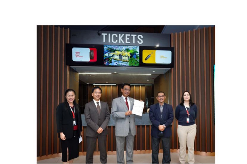 拿督斯里阿都卡林(左三)展示婆罗洲博物馆入门票价格。