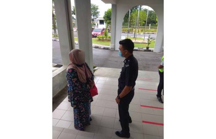 女被告和查案官的法庭外交谈。