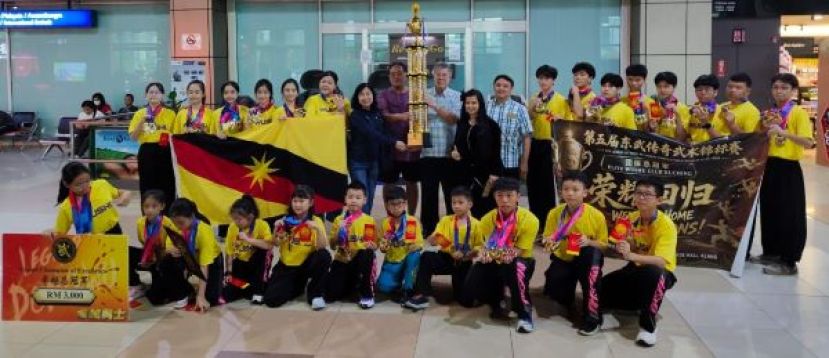 古晋精英武术中心率领砂拉越武术队凯旋归来，在&ldquo;第五届东武传奇武术锦标赛&mdash;&mdash;卓越勇士2026&rdquo;中勇夺总冠军，共斩获241金、56银及29铜，以压倒性优势高居榜首。