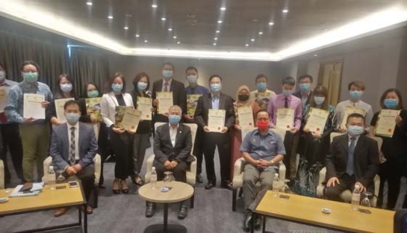 拿督陈超耀（坐者左2）与美里导游合摄。左为其部门常务秘书许赞麒，右2为联邦旅游局美里主管苏利亚查尔斯。