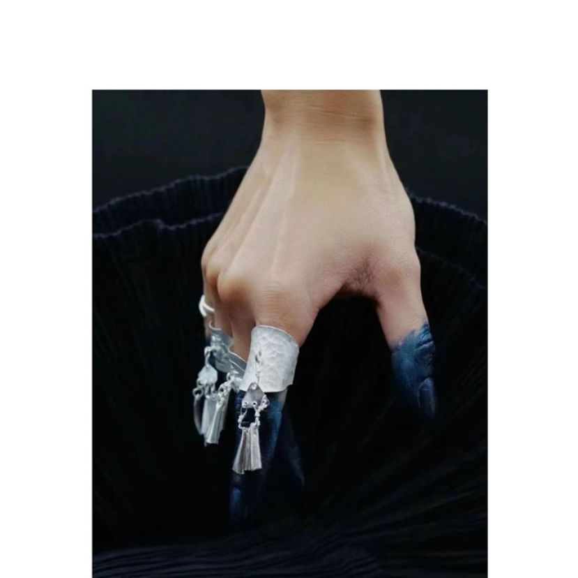 吴迪说，这张照片的用意是致敬贵州女匠人的&ldquo;蓝色双手&rdquo;。戒指上的纹路源自贵州大自然中的声音。