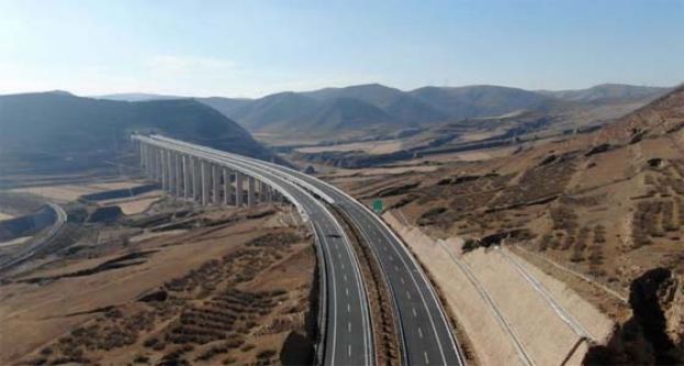 山西高速公路大巴撞隧道壁，14死37伤。