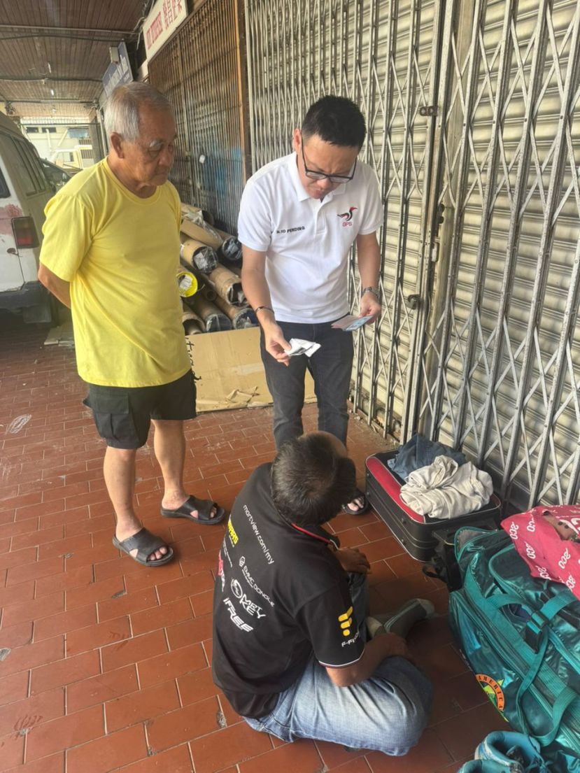 符祥威与甲必丹钟忠协助  河景花园流浪汉返回泗里街家乡