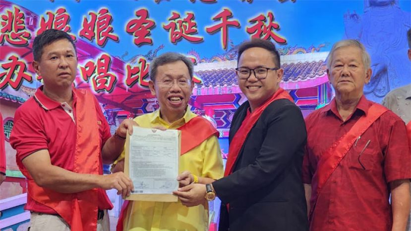 拿督阿玛沈桂贤（左二）移交石角金珠盛永文宫庙址地契给该宫慈音会主席张优良（左）及晚会庆典筹委会主席蔡俊伟（右二），右是本曼查蔡均权。