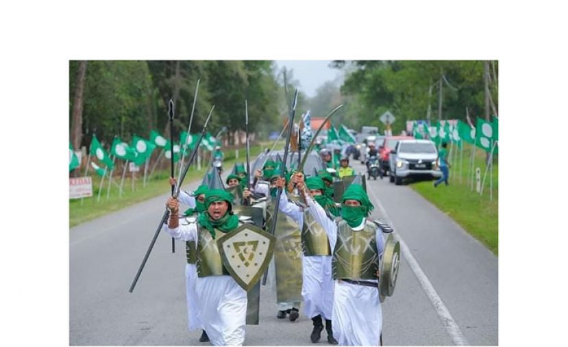 手持 &ldquo;武器&rdquo; 战士打扮　伊青团游行活动引哗然