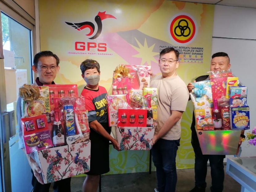 中街老店代表黄冀义（右2）移交所赞助礼蓝予砂街头义工协会代表张宝珍（左2）；左1为砂人联党中央副主席薛华东。