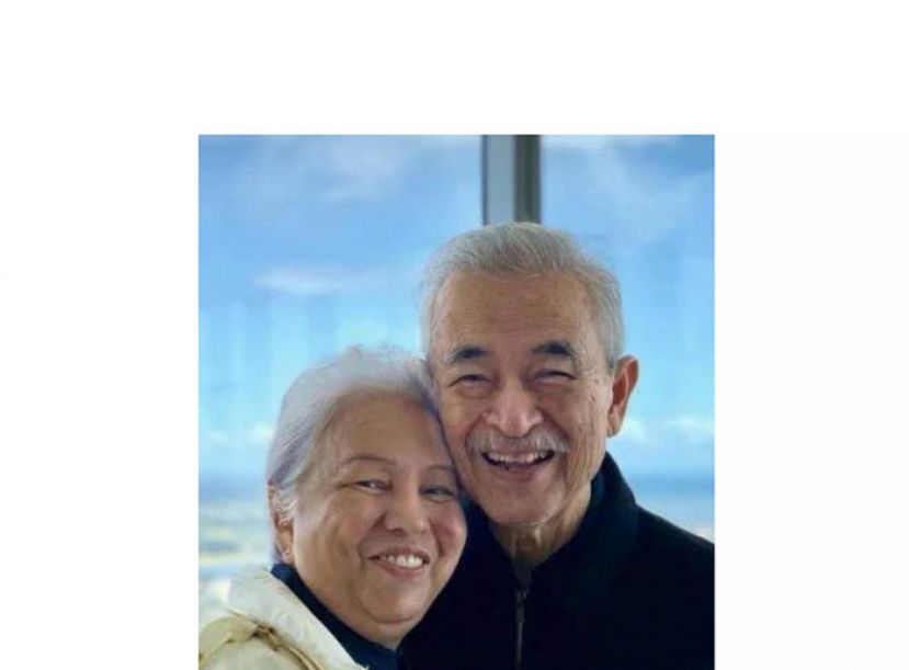 敦阿都拉和夫人敦珍妮露出幸福笑容。