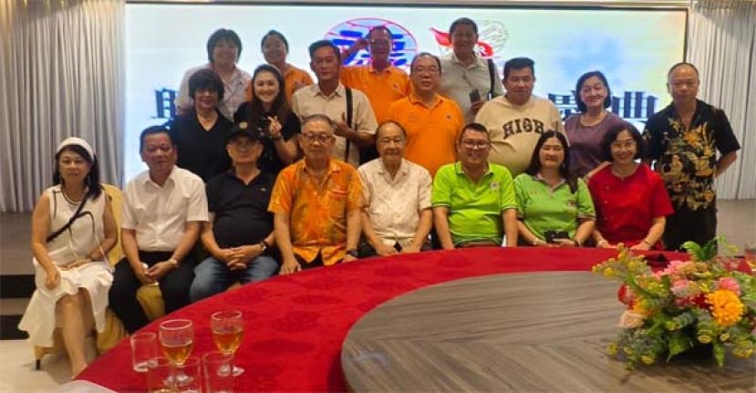 古晋德教会济兴善社社长兼兴德堂堂主陈瑞兴（前排中）在庆兴德堂成立六周年晚宴，与来自国内外友阁代表及筹委合影。