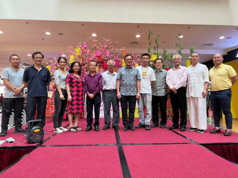 巴都吉当州议员兼巴达旺市议会主席罗克强（左七）在古晋传统中医药与整合自然医学公会长田明东  （左六）及嘉宾陪同下为2022全民义诊活动主持开幕。