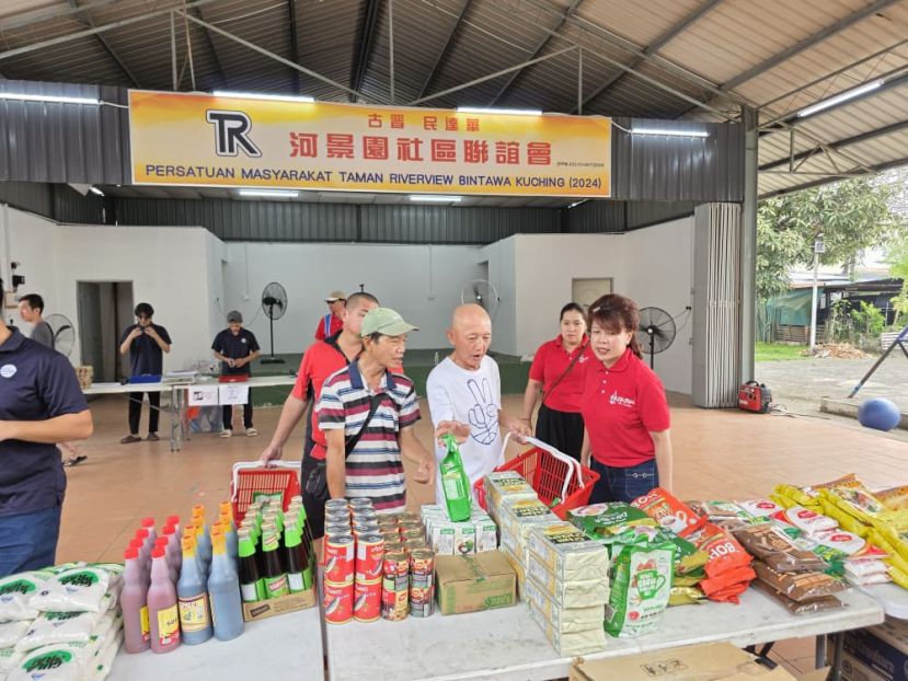 朋岭区州议员杨薇讳与前往购买物品的民众交流。