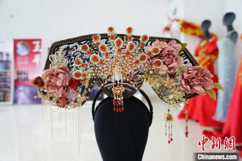 山东&ldquo;90后&rdquo;小伙王平展示其用废旧材料制成的精美头饰。