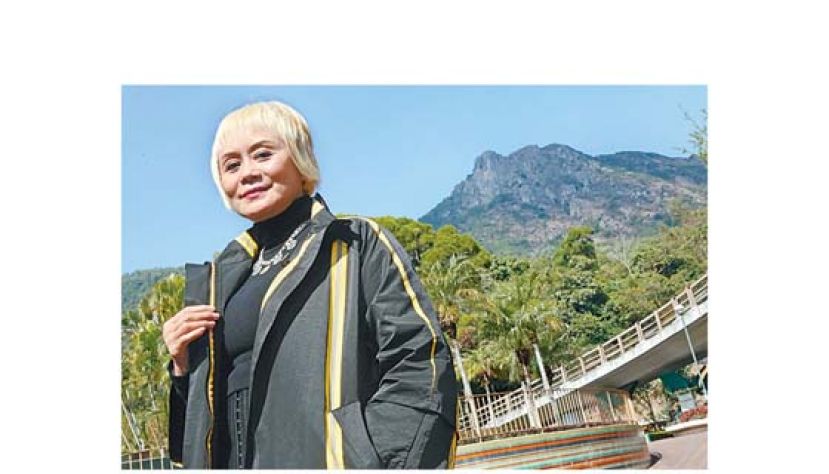 大姐明日前在广播道接受《苹果》专访，谈及入行后在娱乐圈的所见所闻外，更大方谈及与傅声等几段感情。