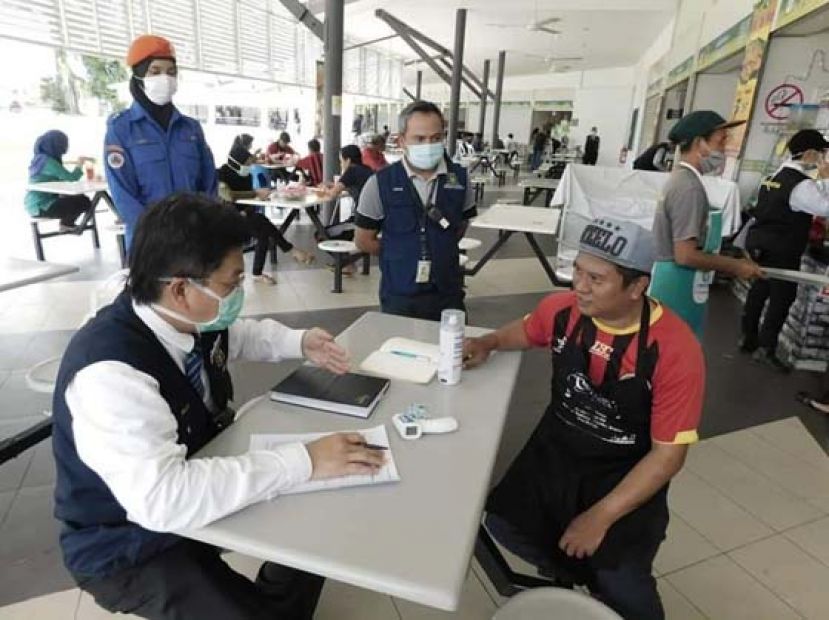 砂卫生局执法人员的向业者讲解为顾客测量体温及记录资料的重要性。