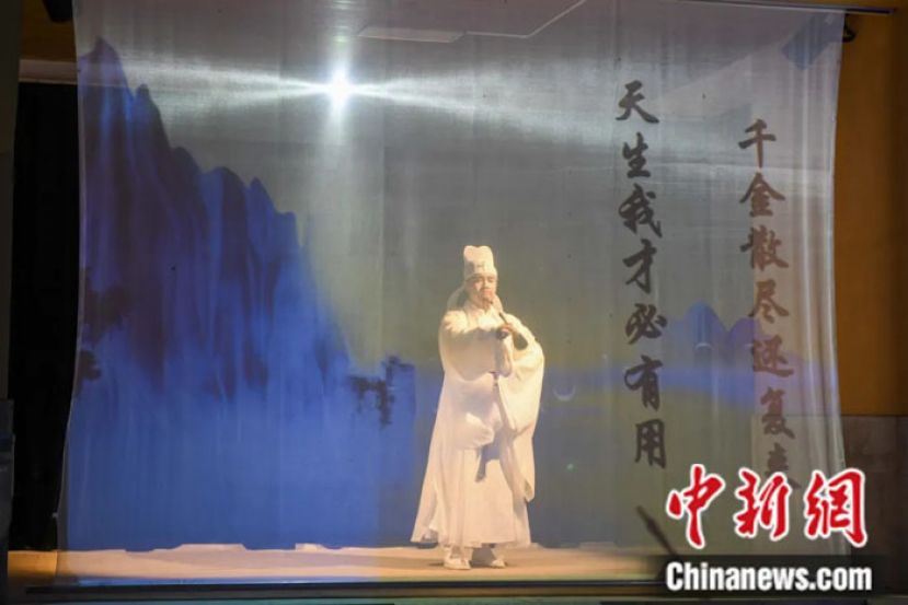 湖南长沙，演员在光影秀表演中吟诵李白的《将进酒》。