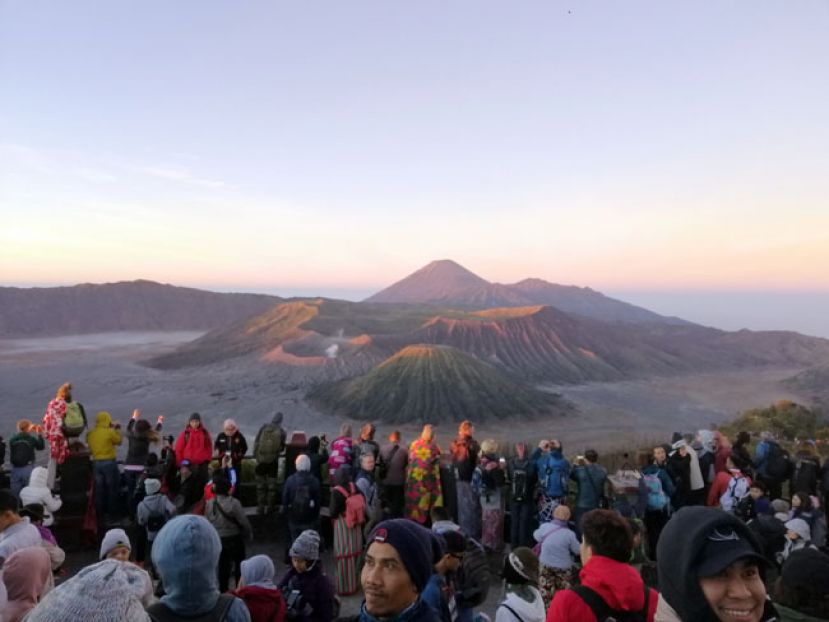 游客都穿着厚厚的棉衣及牺牲睡眠，只为了能够亲眼目睹远处的壮丽火山--婆罗摩火山（Mount Bromo）。