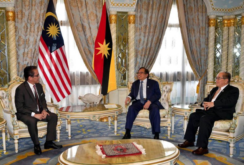 首相署部长刘伟强(左)与砂首长阿邦佐哈里(中)针对1963年大马协议进行坦诚会谈，右为砂副首长道格拉斯。