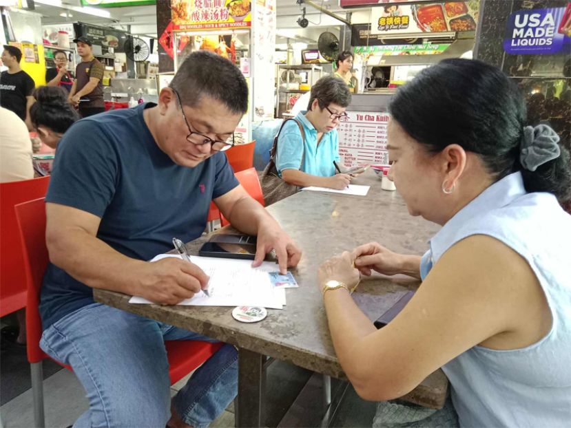 巴都林当区州立法议员施志豪（左）积极协助民众申请由砂拉越政府推出的"年长者健康福利"（SCHB）、砂基本需求援助计划援助金（SKAS）。