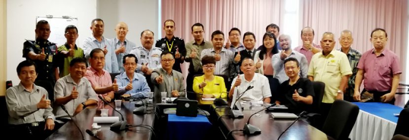 第18届古晋文化缤纷庆中秋新闻发布会，前排左起；为古晋省民众联谊团体总会财政黄乐平、秘书刘贵梦、署理会长郑文新、总会长本固鲁陈兴枝、联合筹委会主席沈坚石和郑莉薲、大会主席林传政及砂拉越入境旅行社协会秘书蔡润铨。