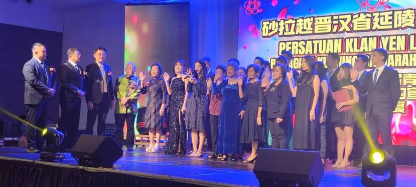 在吴芝辉（左）的陪同下，监誓人吴新贤（左二起）、陈开及名誉会长吴亚声监誓晋汉省延陵吴氏公会第12届青年团及妇女组宣誓就职。