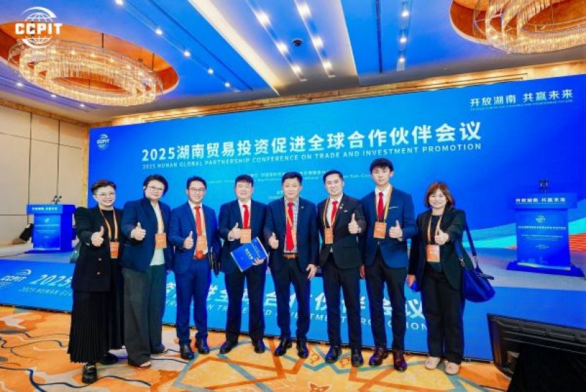 &nbsp;江昌文（左4）率领中总代表团参会，探索湖南发展新机遇。