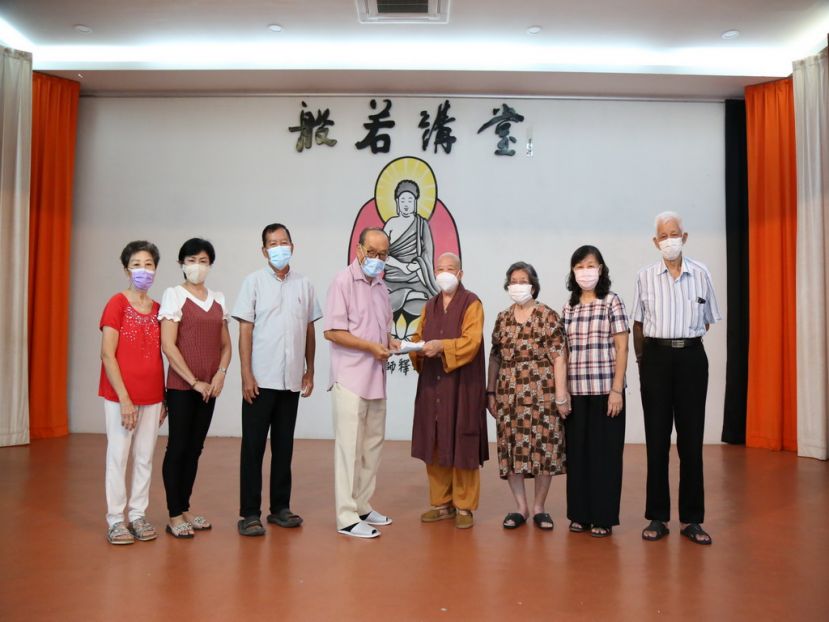 地藏学苑释学闻法师（右四）将款项移交给蔡明田林长（左四）时影。左起为居士林佛事副主任蔡玲琴、妇女团团长郭秋贤、财政蔡金纯、福利组主任甄苏霞、副财政萧金凤、秘书长方志浩。