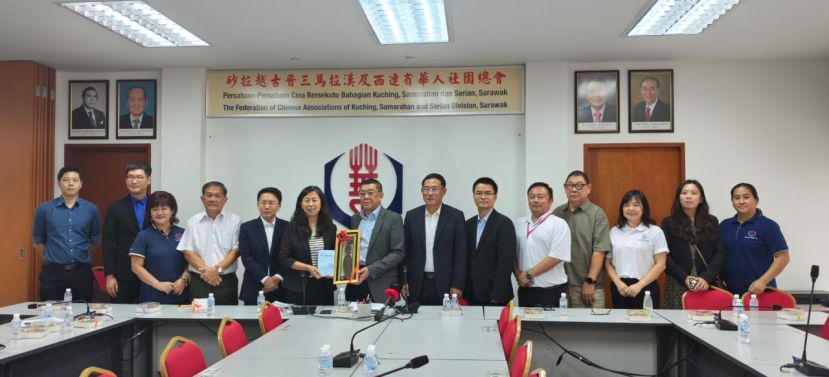 左起为砂华青团总务谢劭业、中华海外联谊会海外联络部副处长张为宁、砂华总妇女部秘书长田美丽、砂华总总秘书长林亚德、中华海外联谊会海外联络部副处长王建国、中华海外联谊会海外联络部副部长田莉、砂华总总会长拿督斯里黄良杰、中国驻古晋总领事邢伟平、中华海外联谊会海外联络部处长朱刚强、砂华总总理事甲必丹陈国璋、晋汉连省华总副会长本固鲁刘金昇、砂华总妇女部主席张慧娇、中国驻古晋领事曾皓瑶及晋汉连省华总妇女组执委温秀兰。