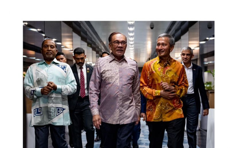 首相安华(中)在外长赞比里(左)陪同下抵达新加坡时，受到新国外长维文(右)的迎接。