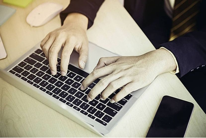 大马逾20万公务员今起居家办公