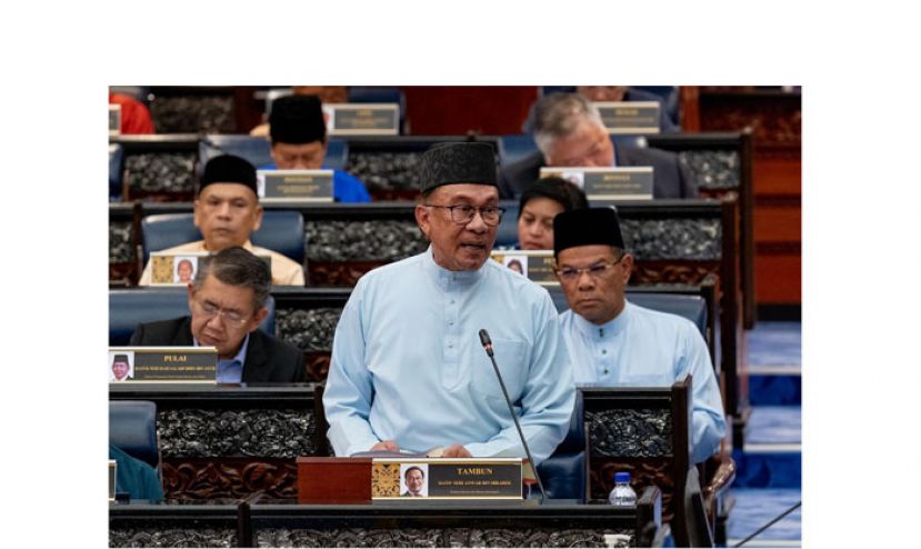 首相拿督斯里安华在国会提呈2023财政预算案。