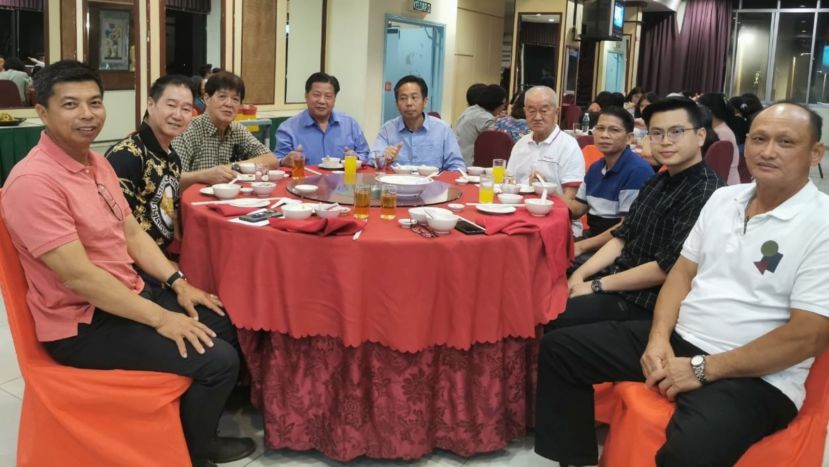 中砂六桂堂宗亲会歌赛筹委会接待来自东马各地参赛歌手及宗长；左4为主席江宗兴；左起是江洋光、方孝胜、洪荣裕；右起为甲必丹江金峰、筹备会主席江邦发、江先市、洪志坤。
