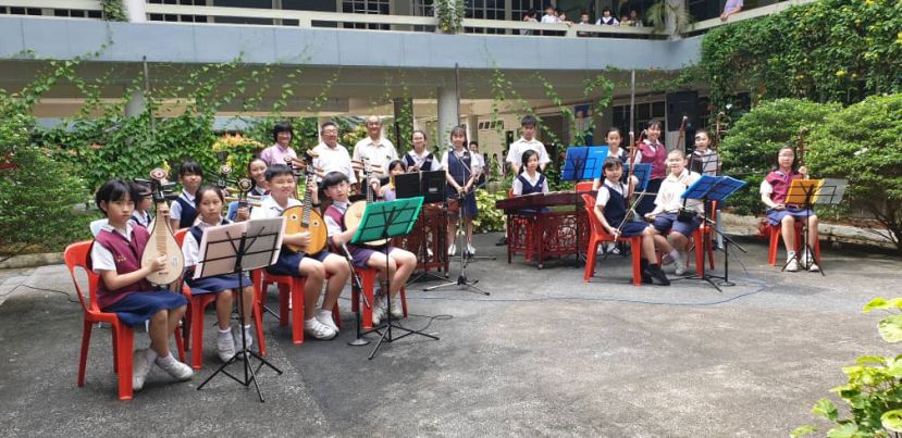&nbsp; 古晋六小华乐团在校内进行汇报演出。