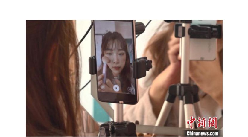 孙晨璐录制美妆教程。