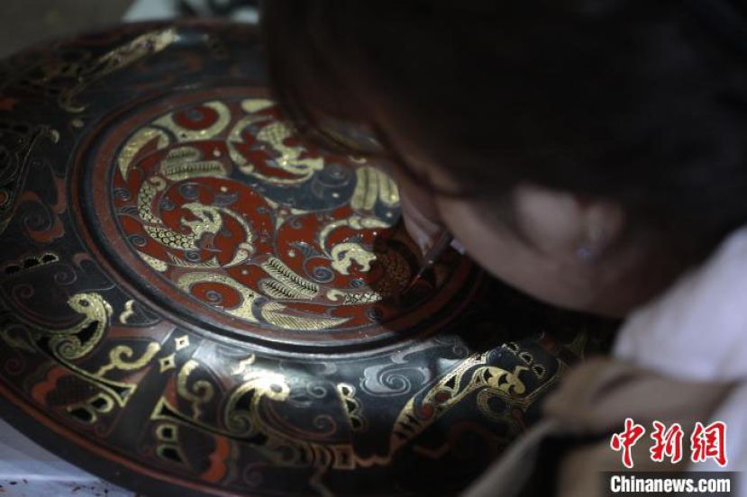 湖北荆州，&ldquo;00后&rdquo;学徒学习楚式漆器彩绘。