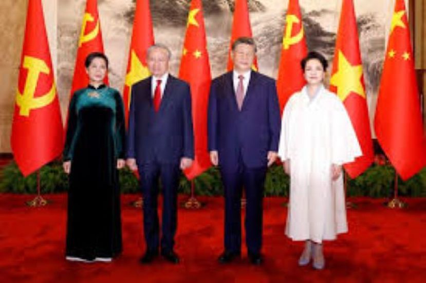 中国国家主席习近平（右二）15日和夫人彭丽媛（右）与越南国家主席苏林（左二）和夫人吴芳丽（左）在北京人民大会堂合影。