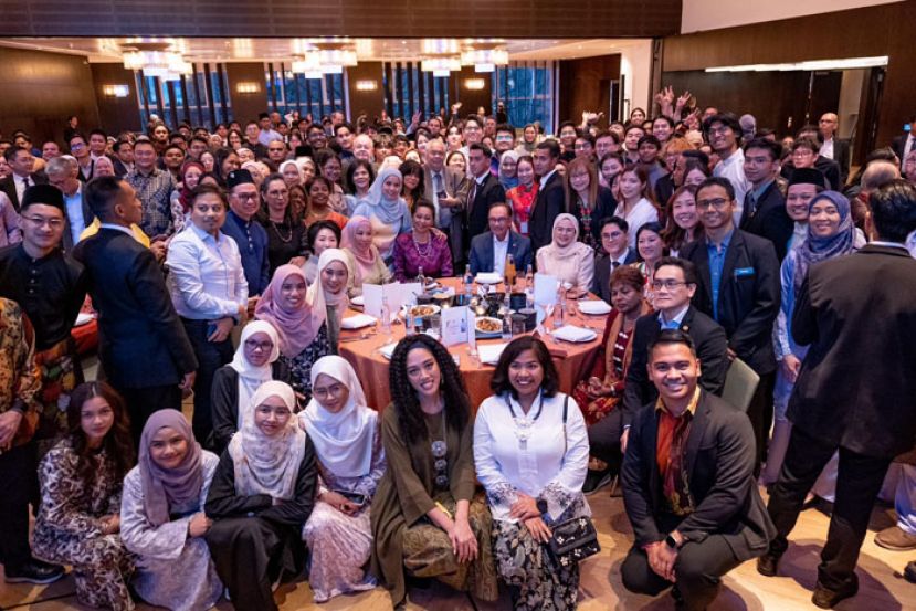 首相安华与旅居德国大马公民共进晚餐时摄。