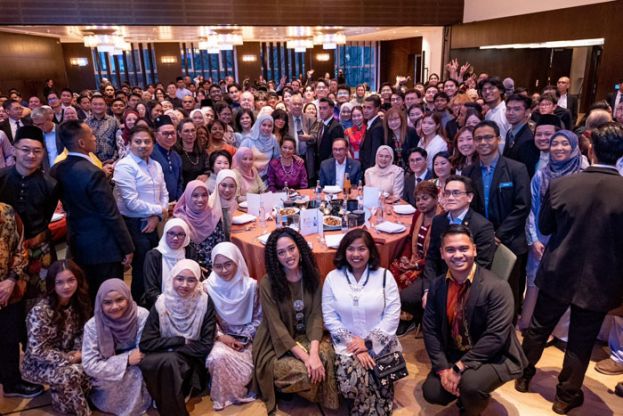 首相安华与旅居德国大马公民共进晚餐时摄。