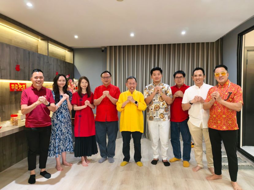 砂副总理沈桂贤(右五)向青统峇都吉当分部主席李欲熙(右四)及友人贺年。