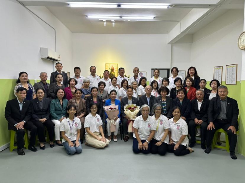 门徒在古晋机场迎接掌门人时摄。