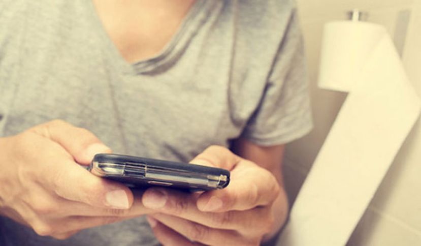 如厕玩手机易生痔疮 肛门口摸到但无法推回就要切