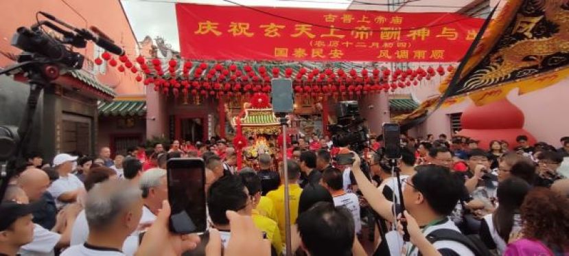 玄天上帝出游盛况&mdash;&mdash;善信云集庙前，恭迎神驾启程。庙宇张灯结彩、红灯高挂，神轿在众人护送下缓缓前行，现场人潮汹涌、气氛庄严热烈，善信与媒体纷纷记录这一年一度的宗教盛事，祈愿国泰民安、风调雨顺。