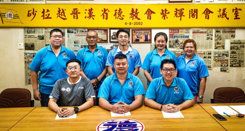 紫辉阁青年团十章八则讲故事比赛筹委会部份理事。前排右一为团长谢嵩丶筹委会主席谢平豪及秘书蔡鹏杰。后排左一起为杨秀松丶蔡传武丶蔡秉衡丶郑爱娟及邓吏茗。