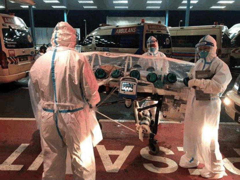 所有医护人员都穿着个人防护装备和N95口罩，连续工作10小时完全没休息。