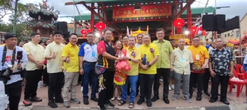 砂副总理拿督阿玛沈桂贤、古晋南市市长拿督黄鸿圣、砂其他宗教单位总监拿督佐吉娜、炉主头家们、市议员们的合摄。