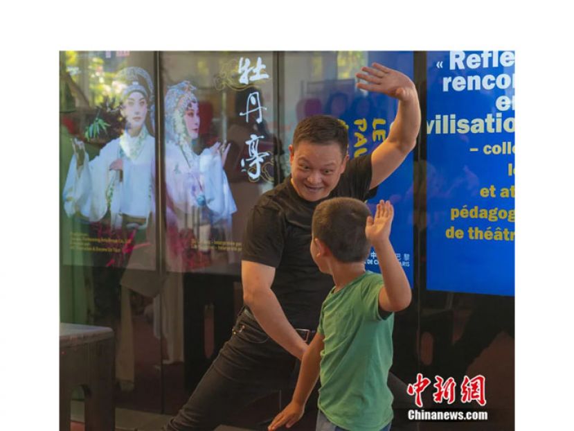 2023年9月，柯军现场教授海外小朋友体验昆曲一招一式。