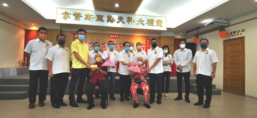 拿督斯里沈桂贤的代表陈开（左三）及署理会长黄张金发（左五）将红包与寿桃移交予95岁的蔡国兴（左四）。会长拿督黄良杰（右四）与副会长兼筹委会主席郑佑上（右六）将红包与寿桃移交予94岁李秀梅（右五）。 左一起副财政王治升、青年团团长甲必丹陈德明、副会长蔡勇顺，右一起为秘书长甲必丹陈国璋、赞助人甲必丹陈君义、妇女组主任刘碧云、监察主席郑文新与执行顾问蔡承财。