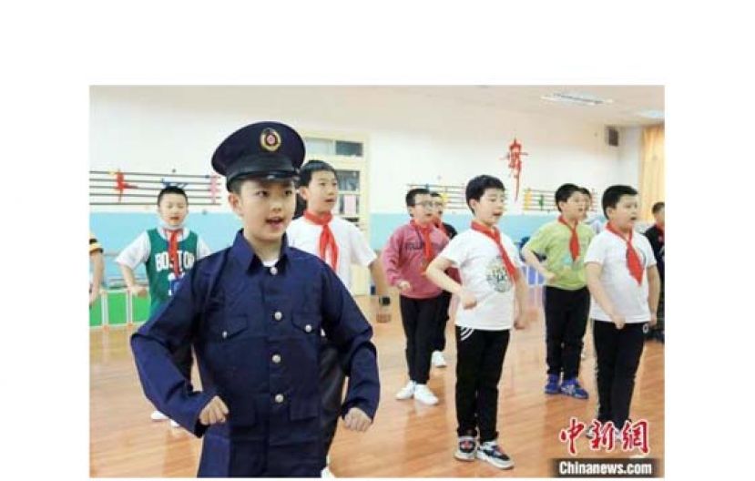 安西路小学学生正在上京剧课。