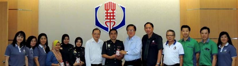 华团会长严榀胜移交纪念品予贸消部诗巫执法主任罗斯里马力。