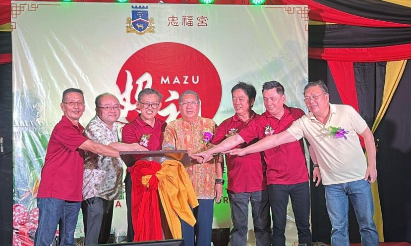 拿督黄鸿圣（中）与筹委为本届&ldquo;婆罗洲妈祖文化节&rdquo; 进行妈祖平安灯亮灯仪式。右起是王运才、筹委主席马可倧、大会会长许义华；左起为林树忠、甲必丹拿督刘思乐、筹委顾问薛华东。