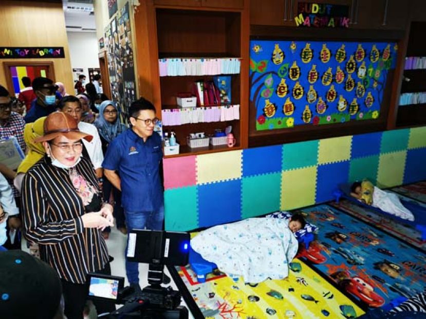 国家团结部长拿督哈丽玛（左一）与副部长拿督斯里郑联科上议员（左二）巡视砂联邦大厦的托儿所。