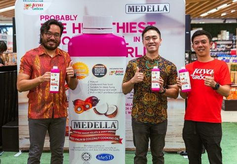此优质混合食用油富含  &beta;-胡萝卜素、抗氧化剂维生素A和E，以及天然健康脂肪酸的来源，Medella 红棕榈椰子油在 Jaya Grocer 推介：(从左至右)Medella 首席执行官 Edwin Ong、Jaya Grocer 首席执行官 丁度涌 和 Jaya Grocer 首席商务执行官 (CBO)  Joseph Teoh